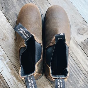 BRAND NEW Blundstones in brown suede